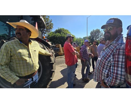 Siguen bloqueos en carreteras de Guanajuato